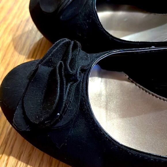 Croft & Barrow Sole(sense)ability w/ Faux Suede & Flower Embellish Heel-Size 9 - Picture 5 of 12